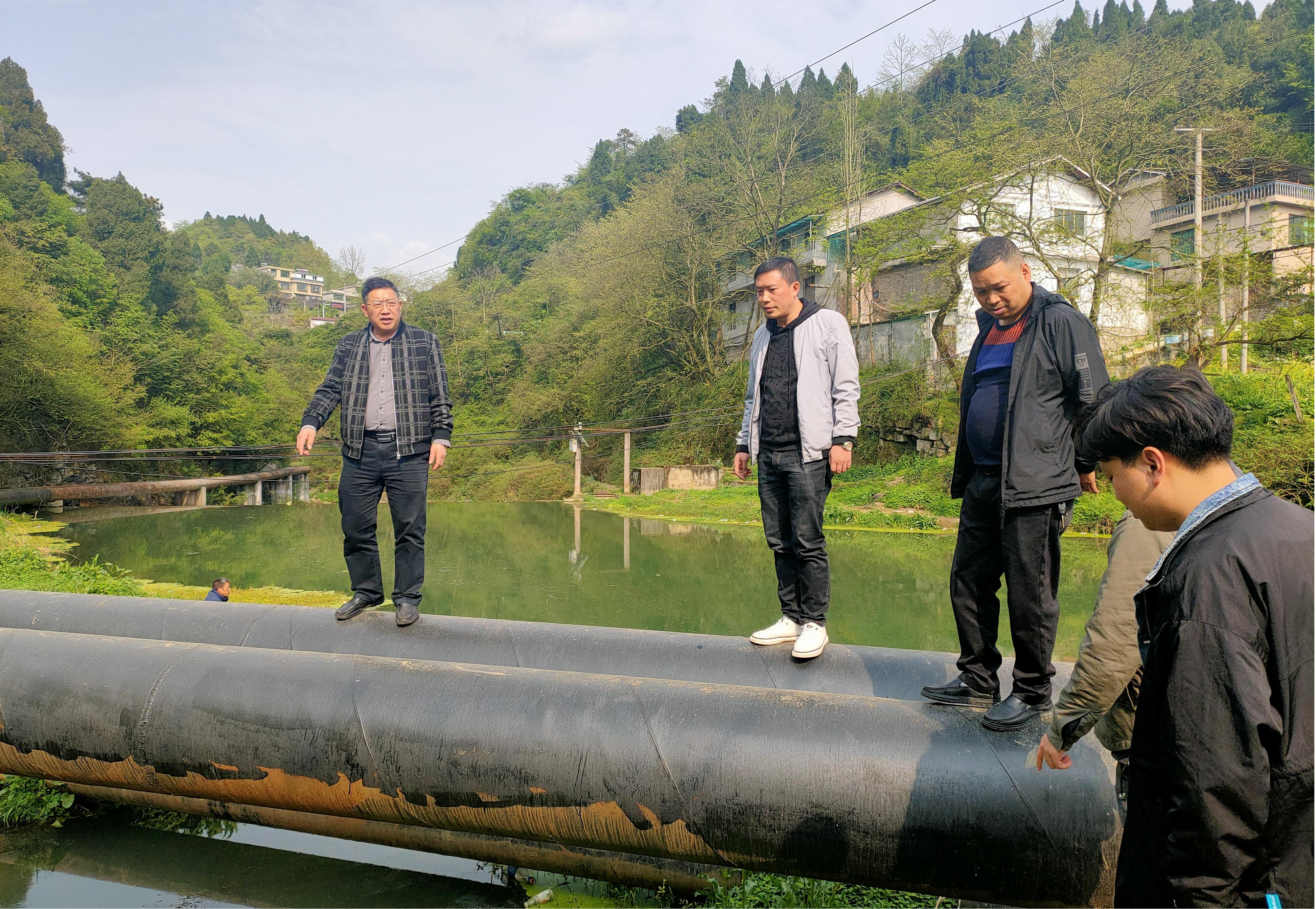 图为 李新平同志到西山镇底寨河开展巡河工作1.png