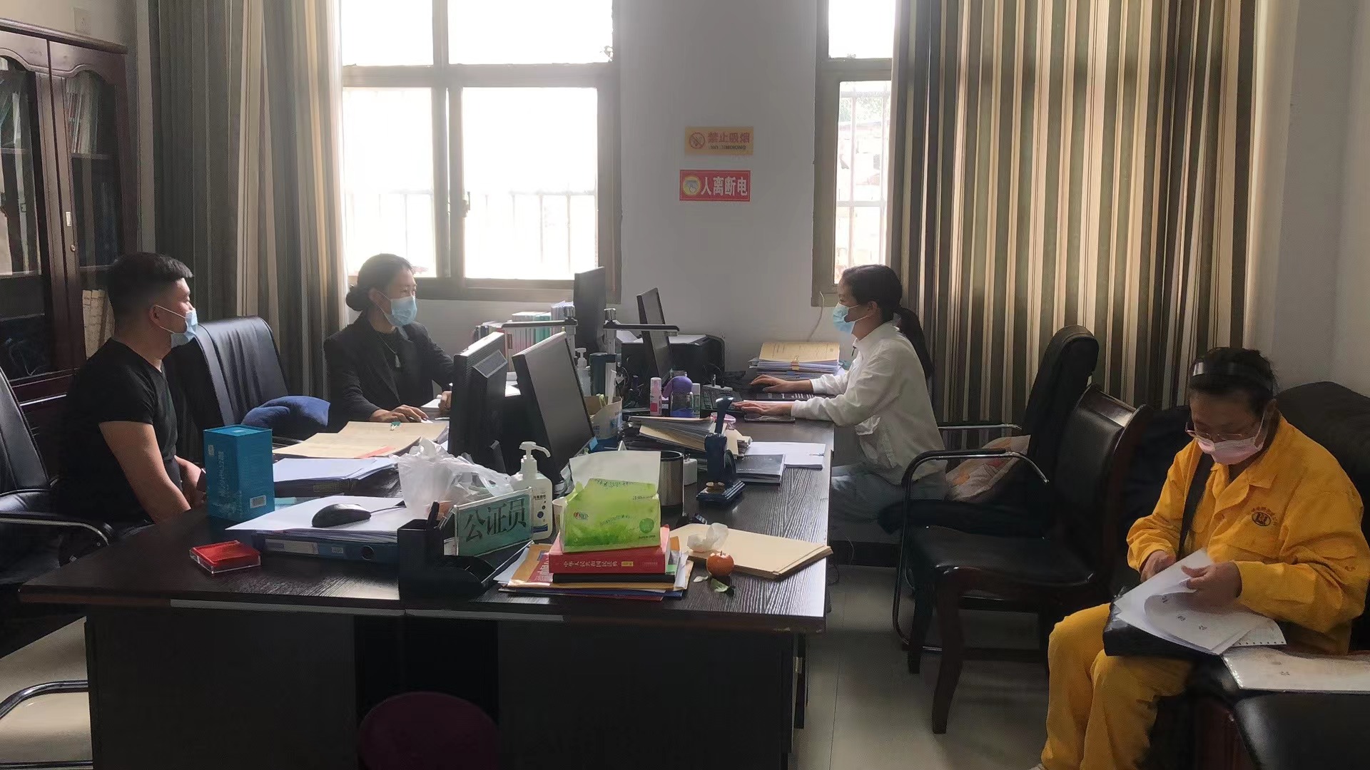 图为 群众到息烽县司法局公证处进行咨询、办理公证.jpg