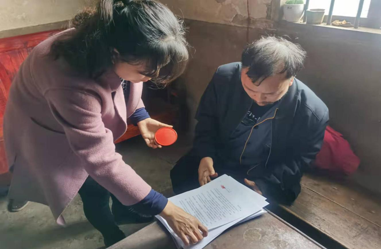 图为 息烽县司法局养龙司司法所上门为彭某办理法律援助案委托手续.png