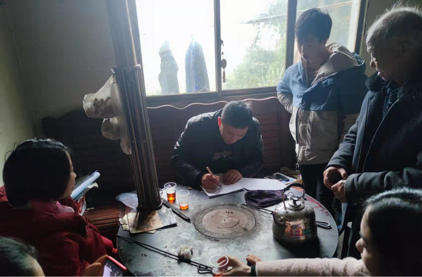 图为  息烽县司法局工作人员到徐某家进行大走访.png