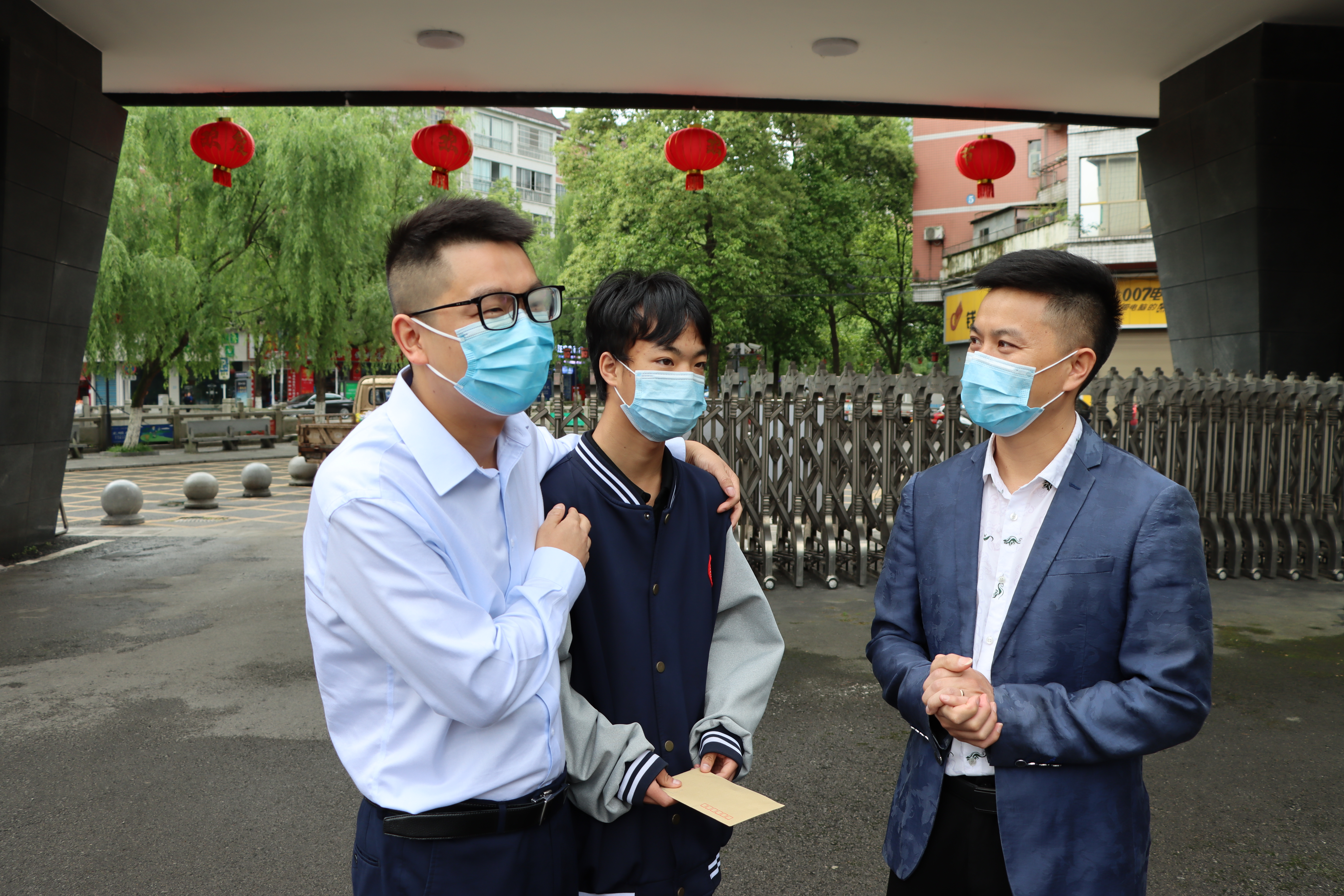 图为  帮扶人王经理与蒋老师商定该资助金如何使用.png