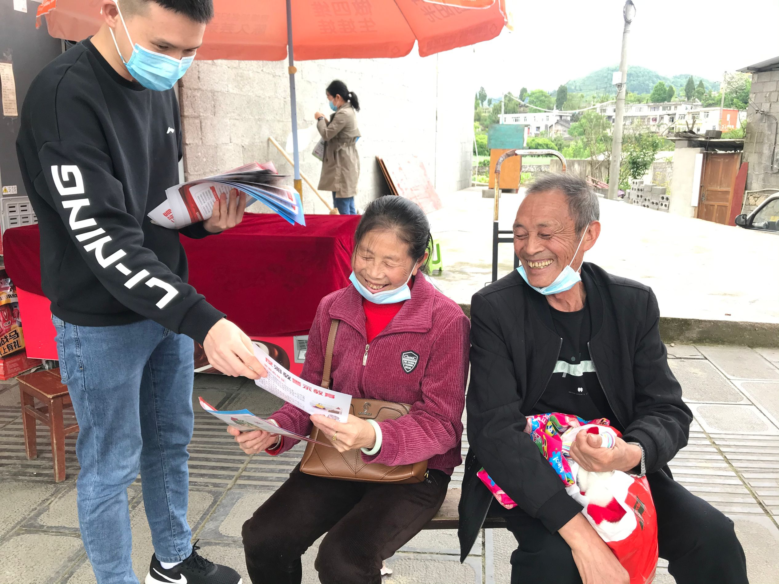 图为 养龙司司法所向群众宣传法治政府建设.png
